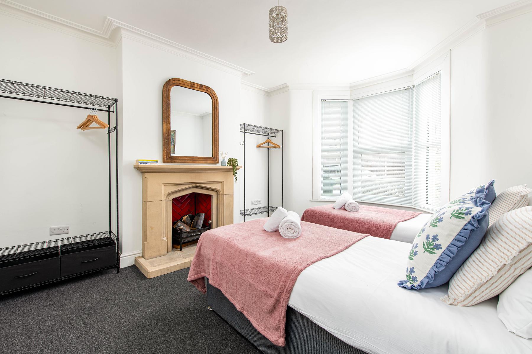 NEW-Business & Group Stays-5 Bed-Sleeps 10+Parking2