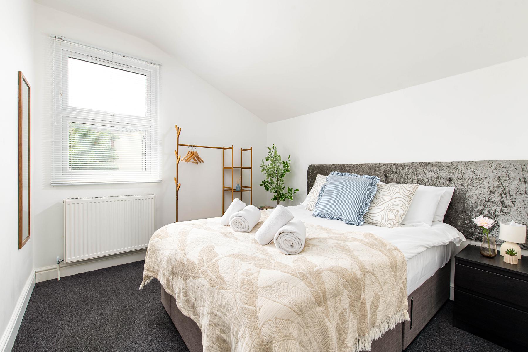 NEW-Business & Group Stays-5 Bed-Sleeps 10+Parking6