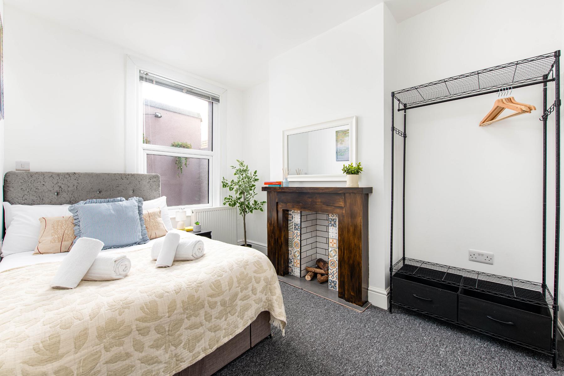 NEW-Business & Group Stays-5 Bed-Sleeps 10+Parking4
